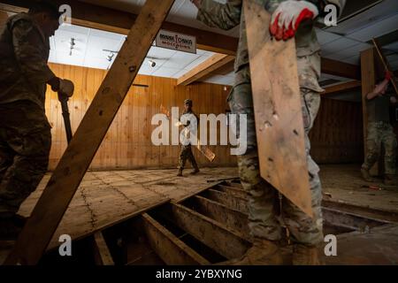 Chimney Rock, Stati Uniti. 18 ottobre 2024. Soldati dell'esercito degli Stati Uniti del 325th Airborne Infantry Regiment, rimuovono i detriti dai negozi e dalle residenze del centro in seguito all'uragano Helene, 18 ottobre 2024 a Chimney Rock, Carolina del Nord. Crediti: Madeleine Cook/FEMA Photo/Alamy Live News Foto Stock