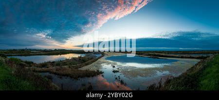 Tramonto panoramico sulle paludi salate, Guérande, Francia Foto Stock