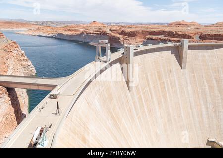 La diga di Glen Canyon trattiene il lago Powell sul fiume Colorado, Arizona, Stati Uniti Foto Stock