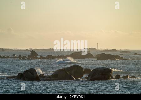 Costa della Bretagna con i fari sul Île de Vierge Foto Stock