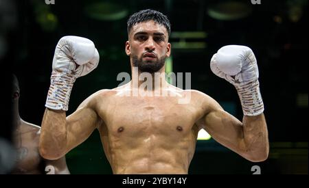 Adam Azim ferma Ohara Davies per vincere durante l'High Voltage alla Copper Box Arena, Londra, Regno Unito, il 19 ottobre 2024. Foto di Phil Hutchinson. Solo per uso editoriale, licenza richiesta per uso commerciale. Non utilizzare in scommesse, giochi o pubblicazioni di singoli club/campionato/giocatori. Crediti: UK Sports Pics Ltd/Alamy Live News Foto Stock