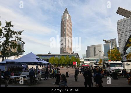 Prenota Fiera Francoforte sul meno. Frankfurter Buchmesse 2024. Foto: Messegelände und Messeturm *** Fiera del libro Francoforte sul meno Fiera del libro di Francoforte 2024 area espositiva fotografica e torre espositiva Foto Stock