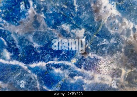 Primo piano con sfondo blu sfocato. Ricorda le onde del mare. Minerali naturali. Sfondo, sfondo, sfondo. Foto Stock