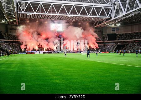 Stoccolma, Sverige. 20 ottobre 2024. I tifosi del Djurgarden hanno scatenato fuochi d'artificio durante la partita di calcio Allsvenskan tra Hammarby IF e Djurgarden IF alla Tele 2 Arena di Stoccolma, Svezia, il 22 ottobre 2024. I pirotecnici lanciati sul campo interrompevano il derby e il pubblico doveva lasciare l'arena. Foto: Magnus Lejhall/TT/code 10658 credito: TT News Agency/Alamy Live News Foto Stock