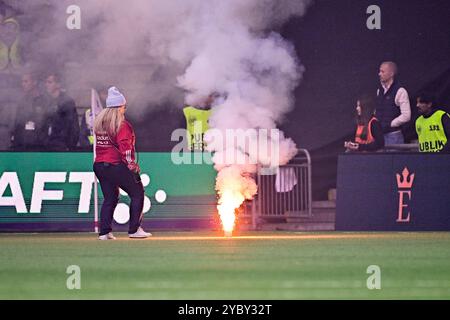 Stoccolma, Svezia. 20 ottobre 2024. I tifosi del Djurgarden hanno scatenato fuochi d'artificio durante la partita di calcio Allsvenskan tra Hammarby IF e Djurgarden IF alla Tele 2 Arena di Stoccolma, Svezia, il 22 ottobre 2024. I pirotecnici lanciati sul campo interrompevano il derby e il pubblico doveva lasciare l'arena. Foto: Magnus Lejhall/TT/code 10658 credito: TT News Agency/Alamy Live News Foto Stock