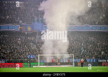 Stoccolma, Sverige. 20 ottobre 2024. I tifosi del Djurgarden hanno scatenato fuochi d'artificio durante la partita di calcio Allsvenskan tra Hammarby IF e Djurgarden IF alla Tele 2 Arena di Stoccolma, Svezia, il 22 ottobre 2024. I pirotecnici lanciati sul campo interrompevano il derby e il pubblico doveva lasciare l'arena. Foto: Magnus Lejhall/TT/code 10658 credito: TT News Agency/Alamy Live News Foto Stock