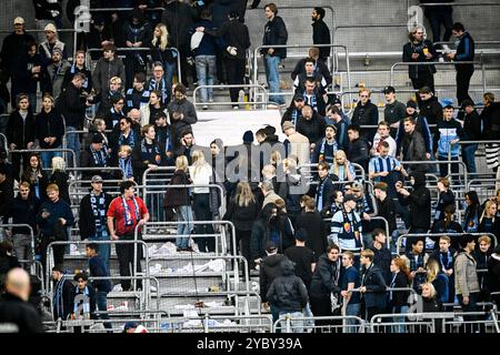 Stoccolma, Svezia. 20 ottobre 2024. I tifosi del Djurgarden lasciano le tribune durante la partita di calcio Allsvenskan tra Hammarby IF e Djurgarden IF alla Tele 2 Arena di Stoccolma, Svezia, il 22 ottobre 2024. I pirotecnici lanciati sul campo interrompevano il derby e il pubblico doveva lasciare l'arena. Foto: Magnus Lejhall/TT/code 10658 credito: TT News Agency/Alamy Live News Foto Stock