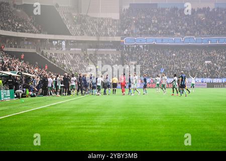 Stoccolma, Svezia. 20 ottobre 2024. STOCCOLMA, SVEZIA 20241020i giocatori lasciano il campo come la partita di calcio Allsvenskan tra Hammarby IF e Djurgarden IF viene interrotta alla Tele 2 Arena di Stoccolma, Svezia, il 22 ottobre 2024. I pirotecnici lanciati sul campo interrompevano il derby e il pubblico doveva lasciare l'arena. Foto: Magnus Lejhall/TT/code 10658 credito: TT News Agency/Alamy Live News Foto Stock