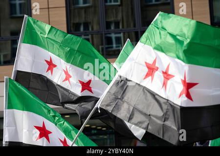 Syrische Flaggen die auf einer Essener Demo von Syrern gegen das regime von Baschar al-Assad geschwenkt wurden. Veröffentlichungen nur für redaktionel Foto Stock