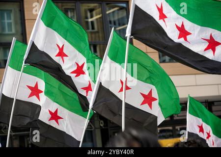 Syrische Flaggen die auf einer Essener Demo von Syrern gegen das regime von Baschar al-Assad geschwenkt wurden. Veröffentlichungen nur für redaktionel Foto Stock