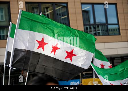 Syrische Flaggen die auf einer Essener Demo von Syrern gegen das regime von Baschar al-Assad geschwenkt wurden. Veröffentlichungen nur für redaktionel Foto Stock