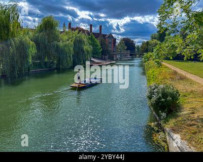 Cambridge, Inghilterra, Cambridge University Scenes, Canal Scene with Boats Foto Stock