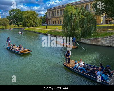 Cambridge, Inghilterra, Cambridge University Scenes, Canal Scene with Boats, gente affollata, turisti in visita con guida turistica, studenti universitari Foto Stock