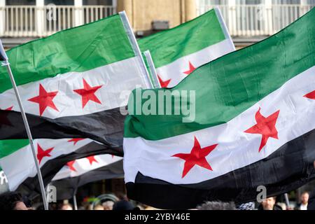 Syrische Flaggen die auf einer Essener Demo von Syrern gegen das regime von Baschar al-Assad geschwenkt wurden. Veröffentlichungen nur für redaktionel Foto Stock