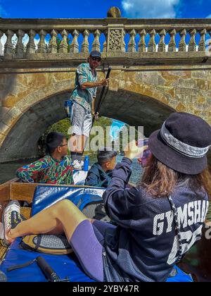 Cambridge, Inghilterra, Cambridge University Scenes, gruppo di persone, Canal Scene con barche, visita di una famiglia Turistica Cinese , Guida Turistica Foto Stock