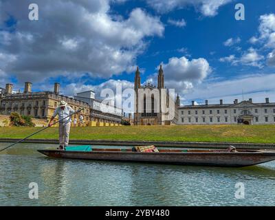Cambridge, Inghilterra, Scene dell'Università di Cambridge, Scena di canale con barche, Uomo che timona, Vista scenografica, King's College, Università di Cambridge Foto Stock