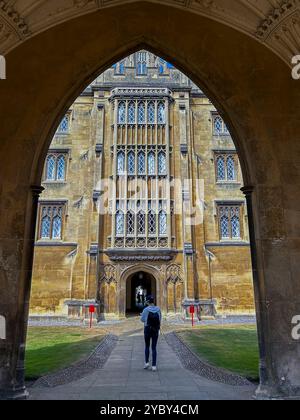 Cambridge, Inghilterra, Cambridge University Scenes, turisti in visita, edifici storici, Ivy League Campus, Woman Walking, Students College, St John's Foto Stock
