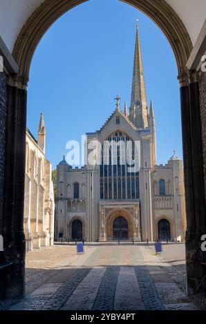 Veduta ritratto della Cattedrale di Norwich incorniciata dall'Erpingham Gate Foto Stock