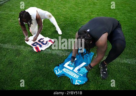 I giocatori scambiano maglie dopo la partita internazionale NFL al Tottenham Hotspur Stadium di Londra. Data foto: Domenica 20 ottobre 2024. Foto Stock