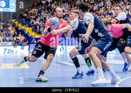 Lemgo, Deutschland. 20 ottobre 2024. Contro Kai Haefner (TVB Stuttgart, #34), Lukas Hutecek (TBV Lemgo Lippe, #02), Samuel Zehnder (TBV Lemgo Lippe, #04) GER, TBV Lemgo Lippe vs. TVB Stuttgart, Handball, 1. Bundesliga, 7 anni. Spieltag, Spielzeit 2024/2025, 20.10.2024 foto: Eibner-Pressefoto/Jan Rollinger credito: dpa/Alamy Live News Foto Stock
