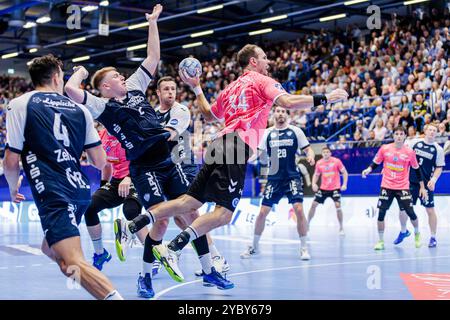 Lemgo, Deutschland. 20 ottobre 2024. Vs. Lukas Hutecek (TBV Lemgo Lippe, #02), Kai Haefner (TVB Stoccarda, #34) GER, TBV Lemgo Lippe vs. TVB Stoccarda, Handball, 1. Bundesliga, 7 anni. Spieltag, Spielzeit 2024/2025, 20.10.2024 foto: Eibner-Pressefoto/Jan Rollinger credito: dpa/Alamy Live News Foto Stock