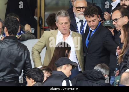 Como, Italia. 19 ottobre 2024. L'attore Hugh Grant durante la partita di calcio di serie A Enilive 2024/2025 tra Como e Parma allo stadio Giuseppe Sinigaglia di Como - sabato 19 ottobre 2024. Sport - calcio. (Foto di Antonio Saia/LaPresse) credito: LaPresse/Alamy Live News Foto Stock