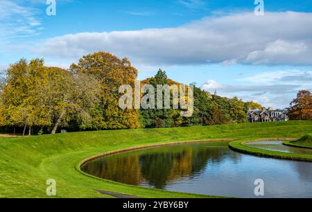Land Feature progettata dall'architetto paesaggista Charles Jencks, Modern One, National Galleries of Scotland, Regno Unito Foto Stock