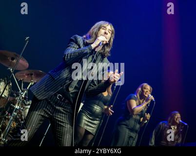 Primal Scream, Bobby Gillespie, vocalist, supporter Alice Cooper alla Birmingham Utilita Arena, 16 ottobre 2024 Foto Stock