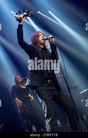 Primal Scream, Bobby Gillespie, vocalist, supporter Alice Cooper alla Birmingham Utilita Arena, 16 ottobre 2024 Foto Stock