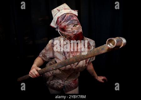 New York, Stati Uniti. 19 ottobre 2024. Un cosplayer posa per una foto durante il New York Comic con al Javits Center di New York, il 19 ottobre 2024. (Foto di Gordon Donovan/NurPhoto) credito: NurPhoto SRL/Alamy Live News Foto Stock