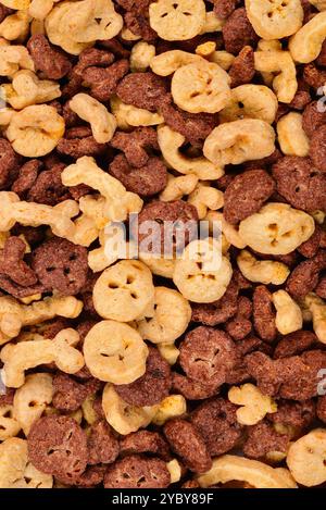 Scaglie di cioccolato sotto forma di teschi e fondo di ossa. Vista dall'alto. Foto Stock