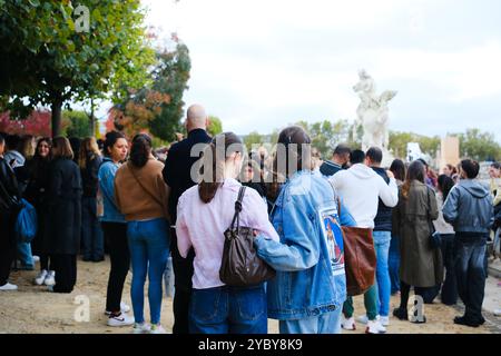 Parigi, Francia. 20 ottobre 2024. Una direzione i fan si riuniscono a Parigi, in Francia, per rendere omaggio a Liam Payne. (Foto di Vincent Koebel/NurPhoto) credito: NurPhoto SRL/Alamy Live News Foto Stock