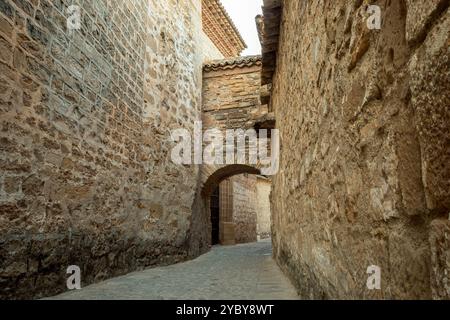 Vicolo nella città vecchia di Baeza a Jaén, Andalusia, una città Patrimonio dell'Umanità, dietro la cattedrale accanto alla Puerta del Perdón Foto Stock