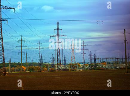 Linea di alimentazione ad alta tensione contro il cielo blu. I fili metallici di una torre ad alta tensione trasmettono elettricità alle città su lunghe distanze. Ucraina Foto Stock
