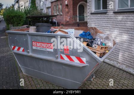 Ein Container des Unternehmens Remondis mit Abfall bei einer Haushaltsauflösung *** Un contenitore Remondis con rifiuti provenienti da un sistema di sdoganamento domestico Nordrhein-Westfalen Deutschland, Germania GMS17897 Foto Stock