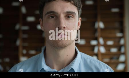 Fiducioso giovane triste adulto Caucasico uomo arrabbiato cliente ritratto ragazzo uomo d'affari studente modello penoso guardare fotocamera uomo in posa ufficio aziendale Foto Stock