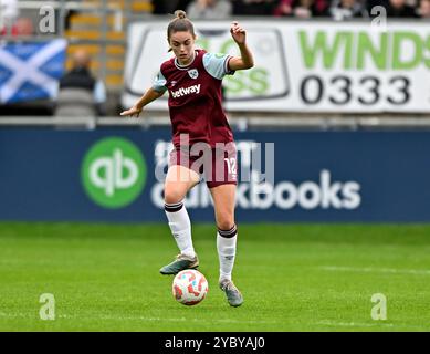 Dagenham, Regno Unito. 20 ottobre 2024. Barclays Womens Super League. Arsenale di West Ham V. Chigwell Construction Stadium. Dagenham. Emma Harries (West Ham) durante la partita di West Ham V Arsenal Barclays Womens Super League al Chigwell Construction Stadium di Dagenham. Crediti: Sport in foto/Alamy Live News Foto Stock