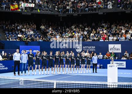 Anversa, Belgio. 20 ottobre 2024. Ragazze e ragazzi di palla nella foto di una partita di tennis nella finale del torneo singolo all'ATP European Open Tennis Tournament di Anversa, domenica 20 ottobre 2024. BELGA PHOTO TOM GOYVAERTS credito: Belga News Agency/Alamy Live News Foto Stock