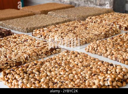 Sorbetti con noci al bancone del mercato alimentare locale estivo - vista ravvicinata. Dessert, cucina, dolce turco, cucina orientale e dolciaria Foto Stock