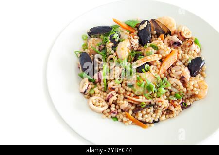 Una vivace insalata di pesce con quinoa, verdure fresche e frutti di mare assortiti, perfetta per pasti salutari Foto Stock