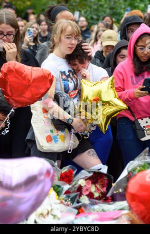 Londra, Regno Unito. 20 ottobre 2024. Migliaia di fan dell'ex pop star di One Direction Liam Payne si riuniscono per rendere omaggio e deporre fiori alla statua di Peter Pan a Hyde Park. Crediti: Andrea Domeniconi/Alamy Live News Foto Stock