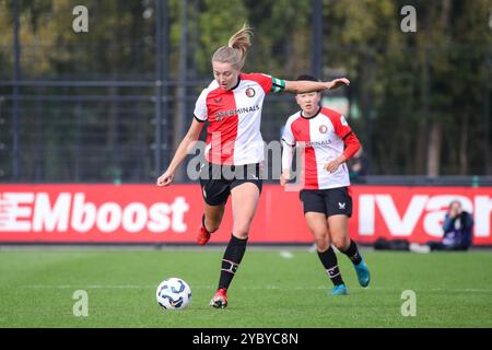 Rotterdam, Paesi Bassi. 20 ottobre 2024. Rotterdam, Paesi Bassi, 20 ottobre 2024: Maruschka Waldus (2 Feyenoord) corre con la palla durante la partita di calcio Eredivisie Vrouwen tra Feyenoord e Ajax a Varkenoord a Rotterdam, Paesi Bassi. (Leiting Gao/SPP) credito: SPP Sport Press Photo. /Alamy Live News Foto Stock