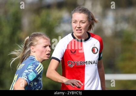 Rotterdam, Paesi Bassi. 20 ottobre 2024. Rotterdam, Paesi Bassi, 20 ottobre 2024: Maruschka Waldus (2 Feyenoord) guarda durante la partita di calcio Eredivisie Vrouwen tra Feyenoord e Ajax a Varkenoord a Rotterdam, Paesi Bassi. (Leiting Gao/SPP) credito: SPP Sport Press Photo. /Alamy Live News Foto Stock