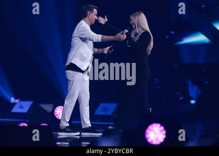 Moderatore Florian Silbereisen GER mit Beatrice Egli - ARD Live Show SCHLAGERBOOOM 2024 - ALLES FUNKELT ALLES GLITZERT aus der Westfalenhalle a Dortmund *** presentatore Florian Silbereisen GER con Beatrice Egli ARD Live Show SCHLAGERBOOOM 2024 ALLES FUNKELT ALLES GLITZERT dal Westfalenhalle Dortmund Foto Stock