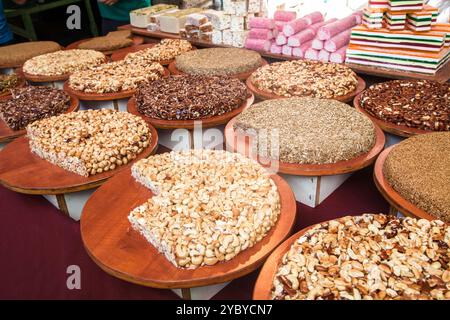 Sorbetti con noci al bancone del mercato alimentare locale estivo - vista ravvicinata. Dessert, cucina, dolce turco, cucina orientale e dolciaria Foto Stock