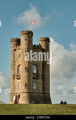 La Broadway Tower e la follia in pietra del XVIII secolo nel Worcestershire con vedute su 16 contee alte nelle Cotswolds. Foto Stock