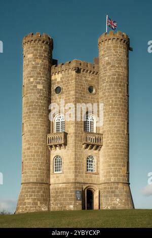 La Broadway Tower e la follia in pietra del XVIII secolo nel Worcestershire con vedute su 16 contee alte nelle Cotswolds. Foto Stock