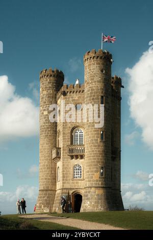 La Broadway Tower e la follia in pietra del XVIII secolo nel Worcestershire con vedute su 16 contee alte nelle Cotswolds. Foto Stock