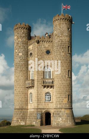 La Broadway Tower e la follia in pietra del XVIII secolo nel Worcestershire con vedute su 16 contee alte nelle Cotswolds. Foto Stock