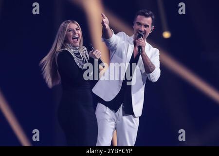 Moderatore Florian Silbereisen GER mit Beatrice Egli - ARD Live Show SCHLAGERBOOOM 2024 - ALLES FUNKELT ALLES GLITZERT aus der Westfalenhalle a Dortmund *** presentatore Florian Silbereisen GER con Beatrice Egli ARD Live Show SCHLAGERBOOOM 2024 ALLES FUNKELT ALLES GLITZERT dal Westfalenhalle Dortmund Foto Stock